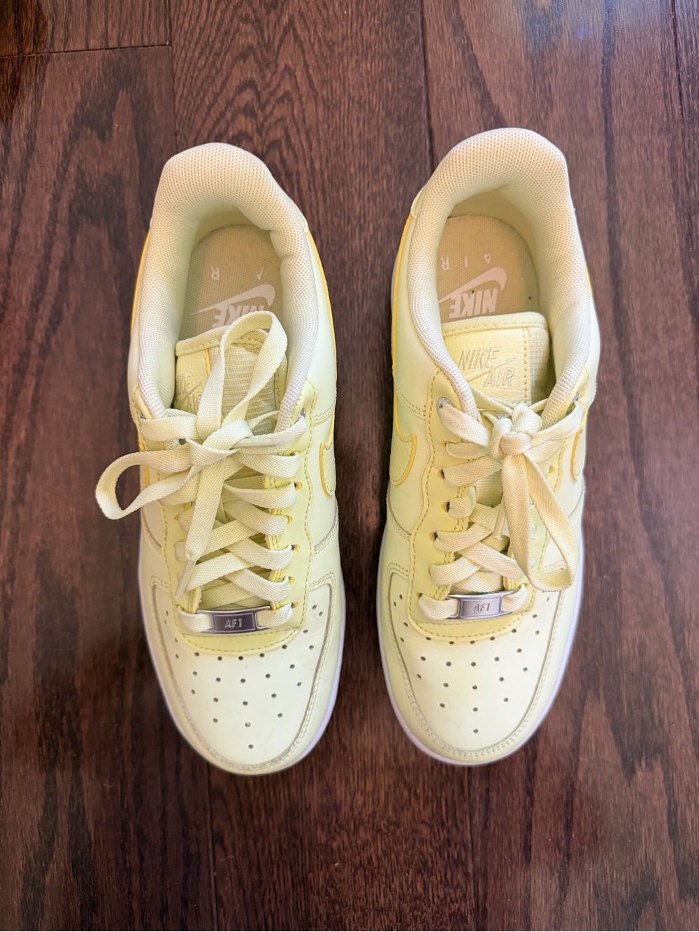 Nike Air Force butter yellow sneakers - Picture 2 of 2